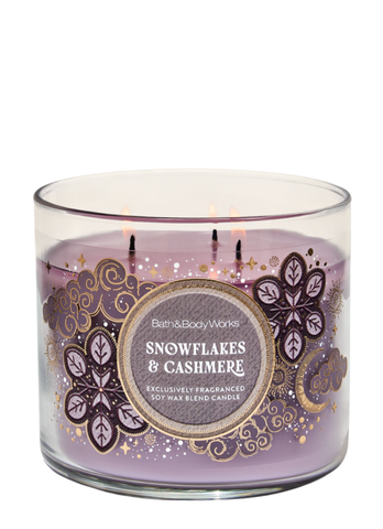 Ароматизована свічка на 3 гноти Bath & Body Works Snowflakes & Cashmere 04482 фото