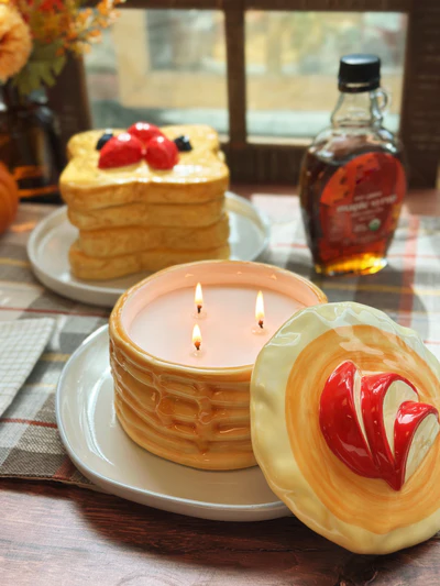 Ароматизована свічка на 3 гноти DW Home Apple Cinnamon Pancakes | Ceramic 05120 фото